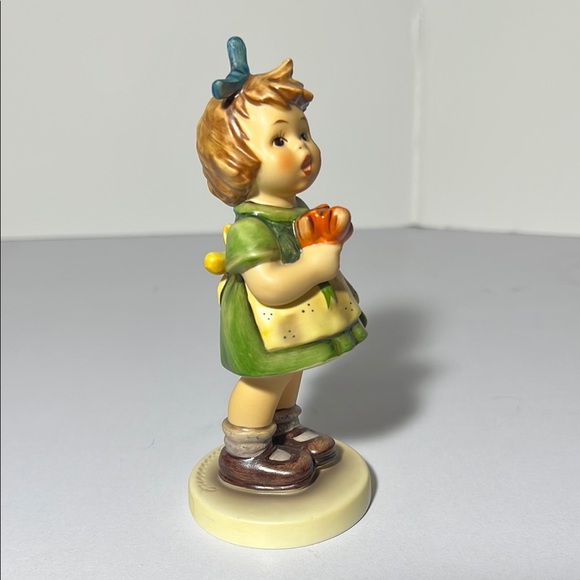 Hummel Girl Figure “The Surprise” Bee 🐝 Mark. GH103 - Picture 4 of 8